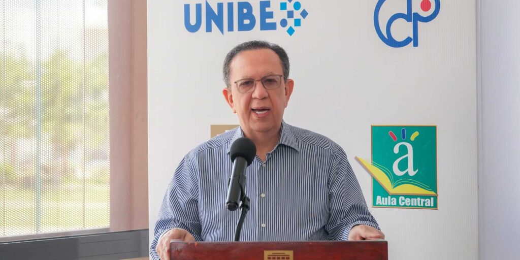 Héctor Valdez Albizu, Gobernador de Banco Central de la República Dominicana.